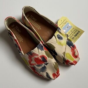 TOMS Women's Canvas Flats - Red, Green, Blue Floral size 8